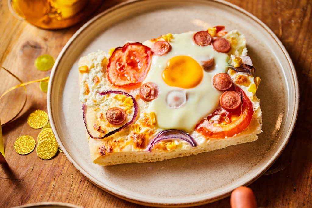 Virslis tepsis pizza recept tojással és kukoricával