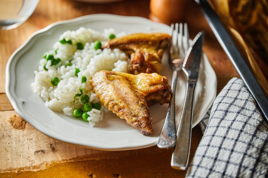 Egyszerű sült csirkeszárny rizibizivel | Street Kitchen