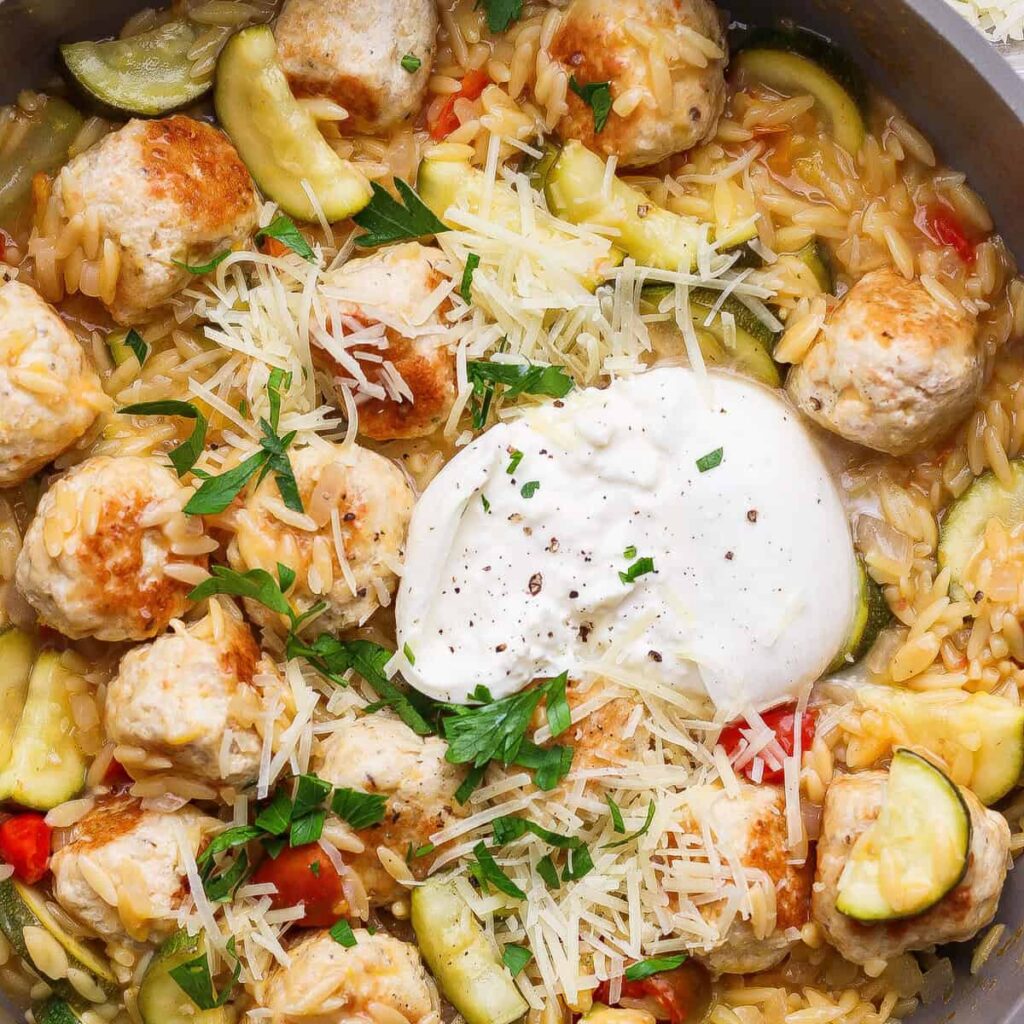 Nyári tök orzo serpenyő csirke húsgombócokkal