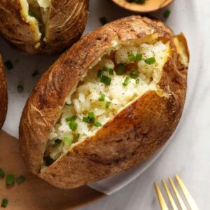 A tökéletes sült burgonya recept (ropogós bőr, bolyhos belül)