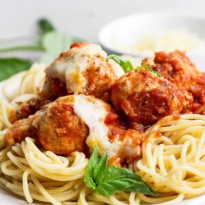 Csirke parmezán húsgombóc serpenyő (könnyű egyszeri serpenyő)