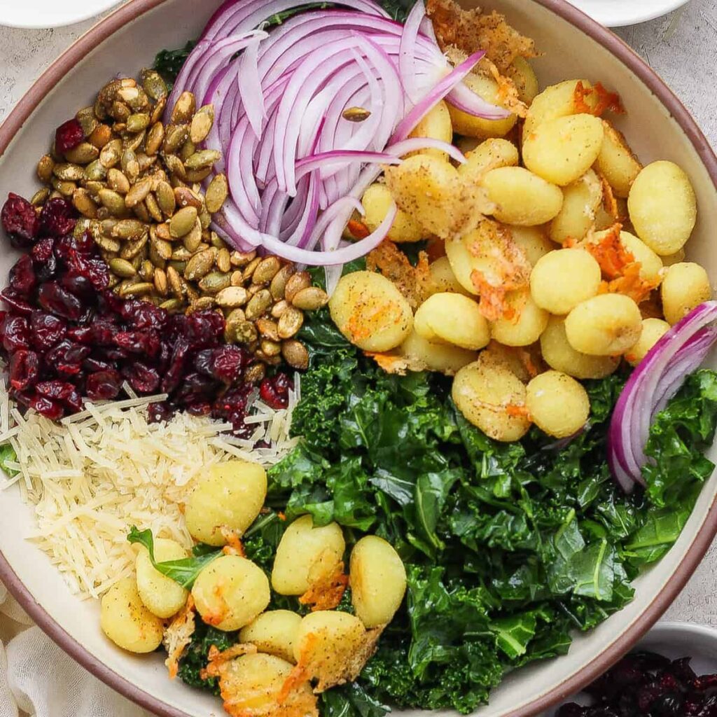 Sült gnocchi kelkáposzta saláta fokhagymás parmezán öntettel