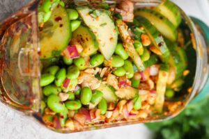Chili Crunch Edamame uborkasaláta (tégelyben készítse el!)